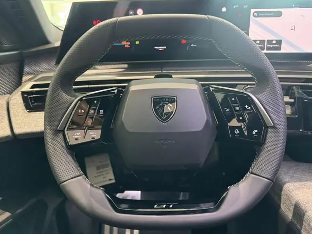 Peugeot e-5008