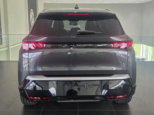 Peugeot e-5008