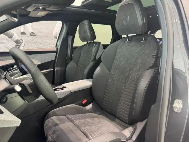 Peugeot e-5008