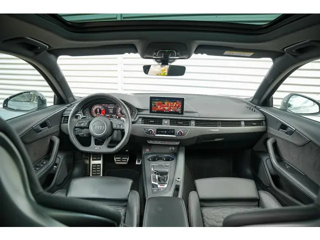 Audi A4 Avant 2.9 TFSI RS 4 quattro Panoramadak B&O Keramisch Leer Cruise Camera CarPlay