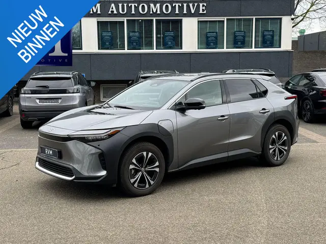 Toyota bZ4X Premium 71 kWh VAN: 39.900,- VOOR: 36.877,- UW LENTEVOORDEEL: 3.023,- | MEGA VOLLE AUTO...