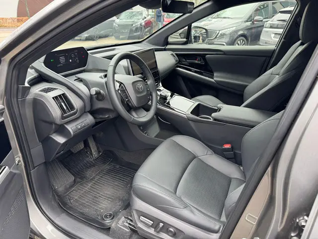 Toyota bZ4X Premium 71 kWh VAN: 39.900,- VOOR: 36.877,- UW LENTEVOORDEEL: 3.023,- | MEGA VOLLE AUTO...