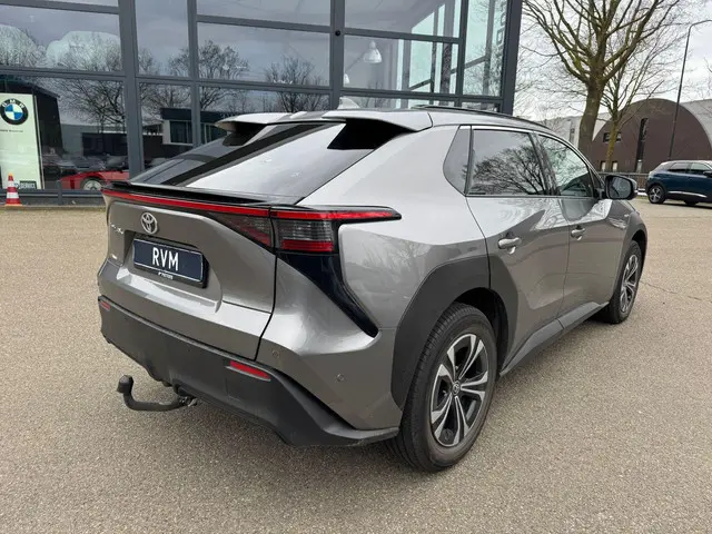 Toyota bZ4X Premium 71 kWh VAN: 39.900,- VOOR: 36.877,- UW LENTEVOORDEEL: 3.023,- | MEGA VOLLE AUTO...