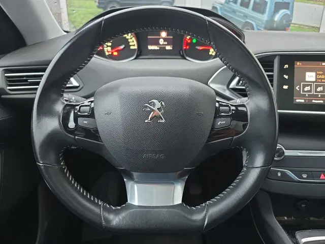Peugeot 308 SW 1.2 PureTech Blue Lease Executive |PANO|CRUISE|CARPLAY|TREKHAAK|NIEUWE DISTRIBUTIE| 4...