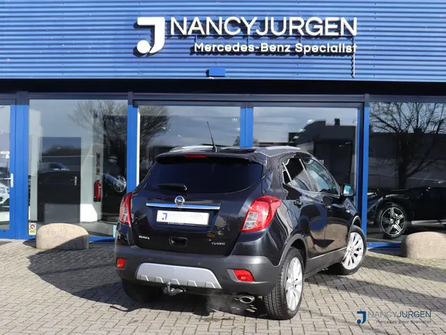 Opel Mokka 1.4 T Cosmo | Premium-Pakket | Camera | Stoel+Stuur Verw. | Navi | Camera | Parkeerhulp Voor+Achter | BiXenon | Cruise | Trekhaak | Automaat | Privacy Glas | Zicht-Pakket | Elektro-Pakket | Comfort-Pakket|