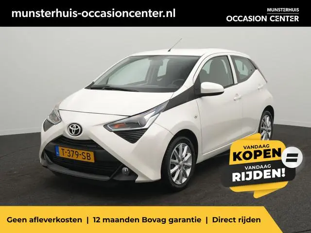 Toyota Aygo 1.0 VVT-i X-Play - RIJKLAARPRIJS - All Seasonbanden - Achteruitrijcamera - Apple Carplay...