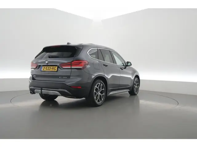 BMW X1 xDrive25e High Executive Edition | Rijklaar! | Trekhaak | S/K-Dak | HUD | Leder | Harman/Kard...
