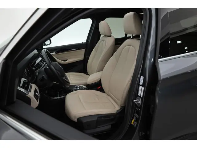 BMW X1 xDrive25e High Executive Edition | Rijklaar! | Trekhaak | S/K-Dak | HUD | Leder | Harman/Kard...
