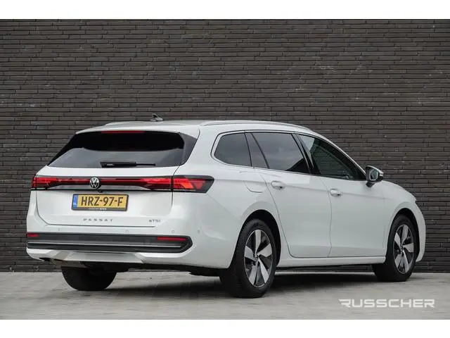 Volkswagen Passat Variant 1.5 eTSI 150Pk Aut. | Business | 360° Camera | LED | 17'' | Oryx White