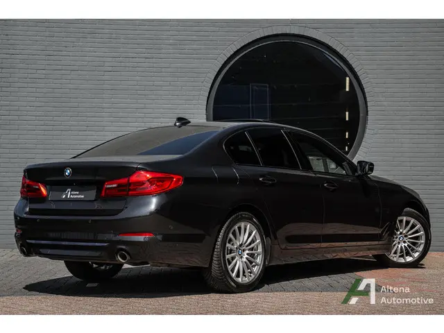 BMW 5-serie 520i High Executive Sportline, comfort stoelen, schuifdak, head-up, camera, adaptieve cr...