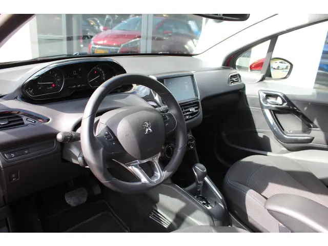 Peugeot 208 1.2 PureTech Signature Automaat