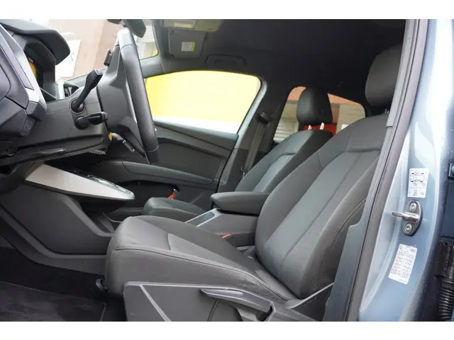 Audi Q4 e-tron 35 Launch edition 55 kWh / SOH 90,7% / BTW / Camera / Verwarmd Stuur / Camera /