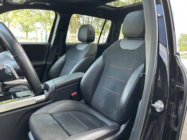 Mercedes-Benz GLB 180 AMG 7-pers. // Trekhaak // Panoramadak // Memory // Keyless // Carplay // Mult...
