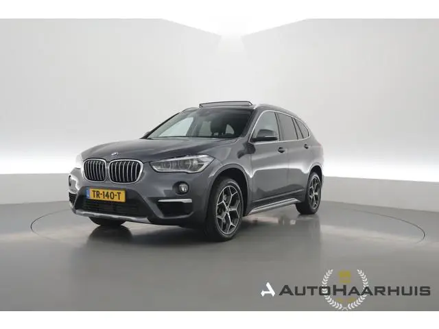 BMW X1 sDrive20i Orange Edition II | Rijklaar! | Navi | Cruise | Pano | Trekhaak | Stoelverw. | HUD...