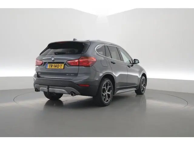 BMW X1 sDrive20i Orange Edition II | Rijklaar! | Navi | Cruise | Pano | Trekhaak | Stoelverw. | HUD...