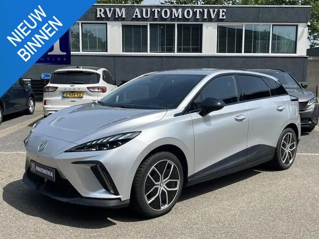MG MG4 Electric Luxury 64 kWh SOH 95% | 7.000KM! |360 CAMERA| 7 JAAR MG GARANTIE T/M 04-2031| ELEK....