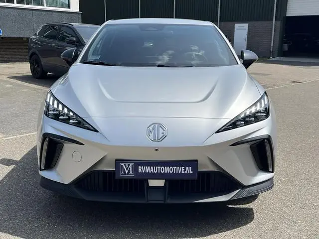 MG MG4 Electric Luxury 64 kWh SOH 95% | 7.000KM! |360 CAMERA| 7 JAAR MG GARANTIE T/M 04-2031| ELEK....