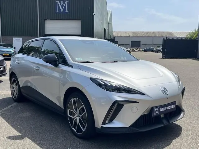MG MG4 Electric Luxury 64 kWh SOH 95% | 7.000KM! |360 CAMERA| 7 JAAR MG GARANTIE T/M 04-2031| ELEK....