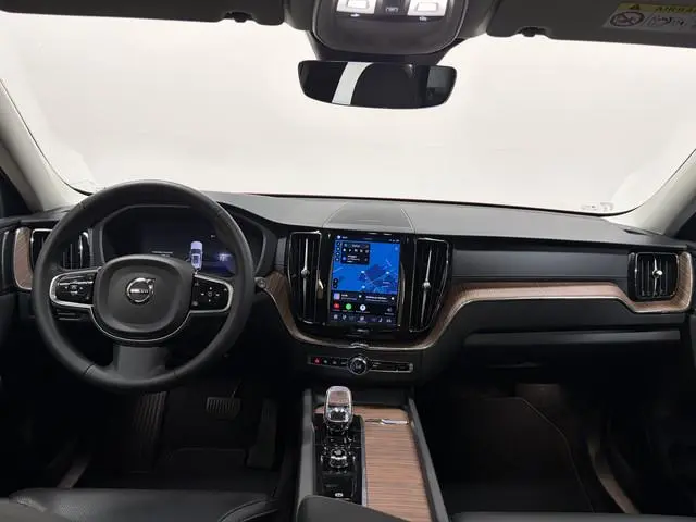Volvo XC60 2.0 T8 PHEV AWD Ultra Black Edition/ Trekhaak 2250kg/ Luchtvering/ Massage stoelen/ Stoel...