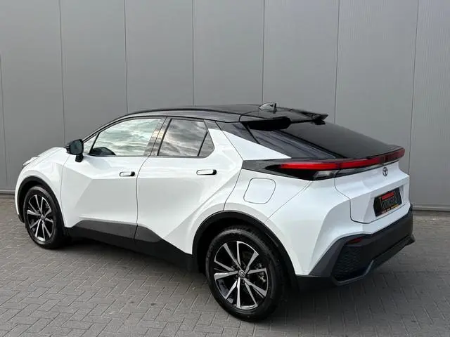 Toyota C-HR 1.8 Hybrid 140PK First Edition Bi-Tone/Winter-pack/Gr.-navigatie/Elektr.klep/Camera/Adap...