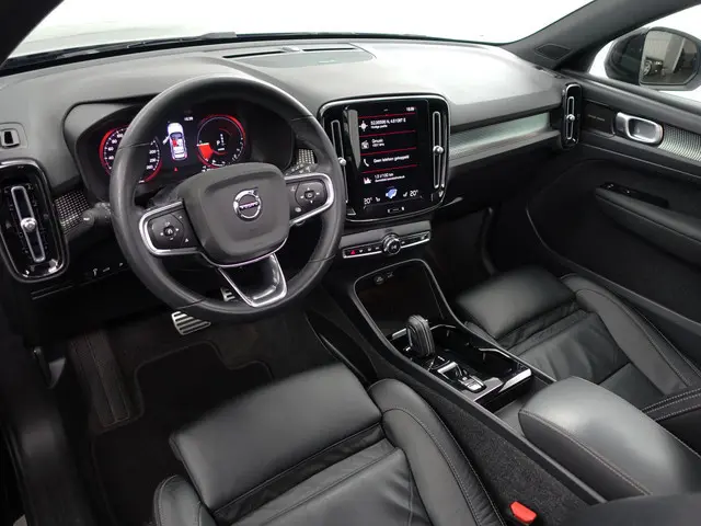 Volvo XC40 1.5 T5 Recharge R-Design Aut- Panoramadak, Harman Kardon, Stoel Memory, Stuur/Stoelverwar...