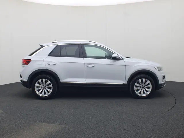 Volkswagen T-Roc 1.5TSI/150PK DSG Sport · Navigatie · Apple/Android Car Play · Trekhaak