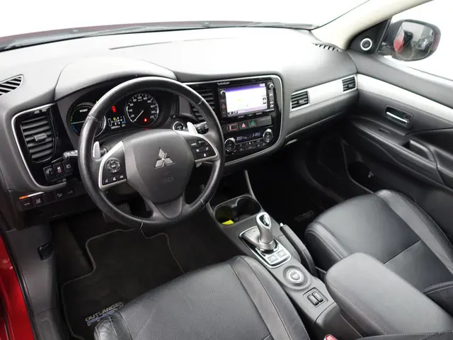 Mitsubishi Outlander 2.0 PHEV X-Line Sport Aut- Schuifdak, Stoelverwarming, Camera, Park Assist, Tre...