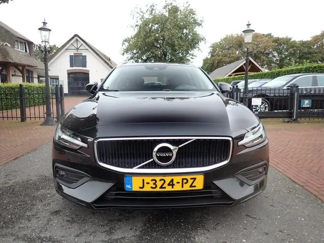 Volvo V60 2.0 B3 Momentum ACC / CARPLAY / CAMERA / STOEL + STUUR VERWARMING / KEYLESS