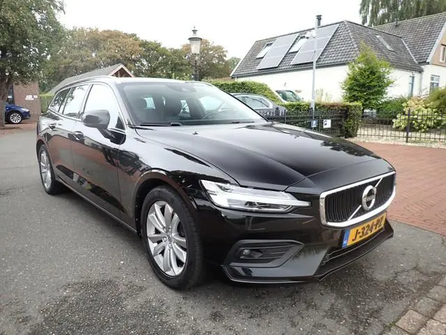 Volvo V60 2.0 B3 Momentum ACC / CARPLAY / CAMERA / STOEL + STUUR VERWARMING / KEYLESS