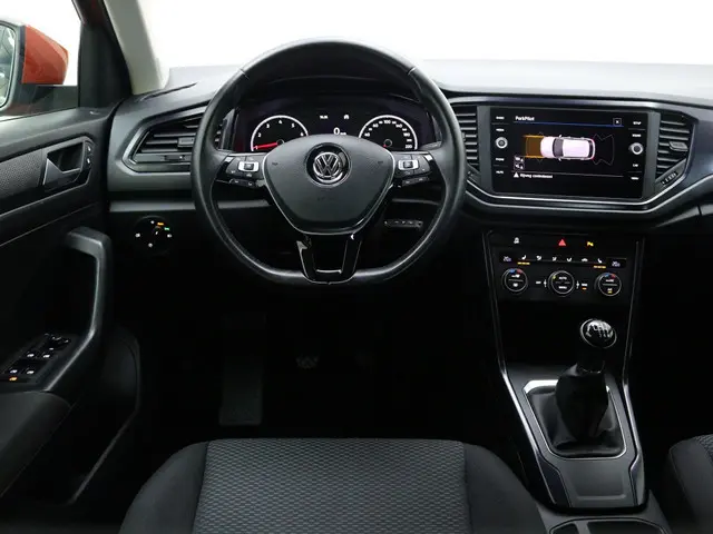 Volkswagen T-Roc 1.0 TSI Style | PDC V+A | Climate control | Stoelverwarming |