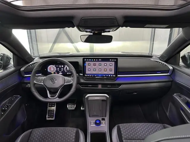 Volkswagen T-Roc 1.5 eTsi R-Line First Edition | Trekhaak | Pano | Black-style | Licht-pakket (IQ.Li...