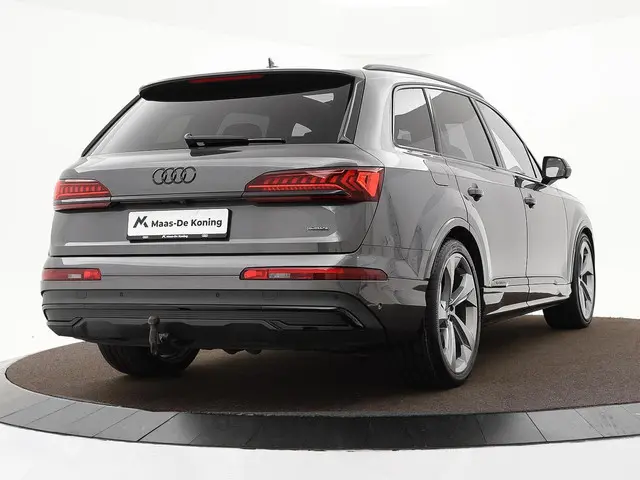 Audi Q7 55 TFSIe 380pk Tiptronic Quattro S Line · Panoramdak · Trekhaak ·  Leder · 360 Camera · Luch...