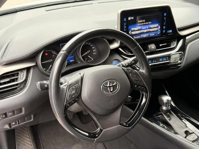 Toyota C-HR 1.8 Hybrid Dynamic | LED | Trekhaak | Camera | Stoelverwarming | All-seasons | Navi | Ke...