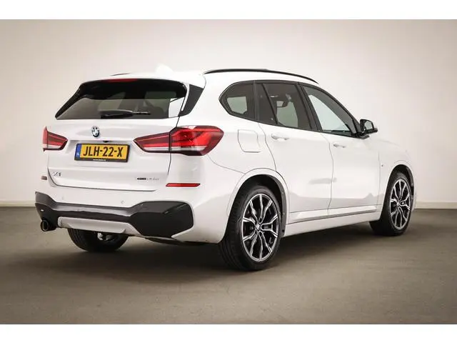 BMW X1 xDrive25e | PANORAMADAK | STOELVERWARMING | DAB | APPLE | CAMERA | 19"