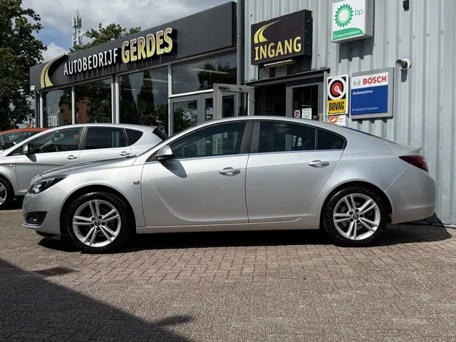 Opel Insignia 1.6 T Edition. | AUTOMAAT | DEALER ONDERHOUDEN | TREKHAAK |