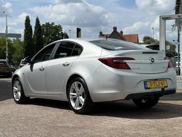 Opel Insignia 1.6 T Edition. | AUTOMAAT | DEALER ONDERHOUDEN | TREKHAAK |