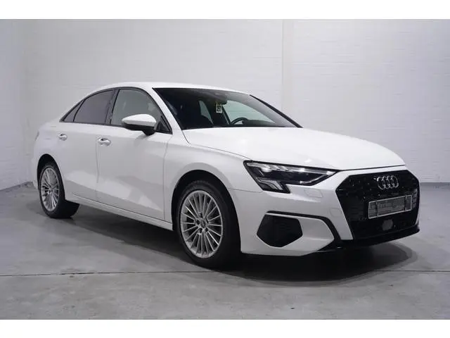 Audi A3 Limousine 35 TFSI Business edition navigatie Apple-carplay Led-verlichting Camera Sportstoel...