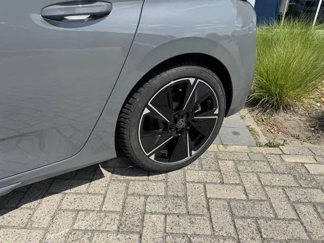Peugeot e-308