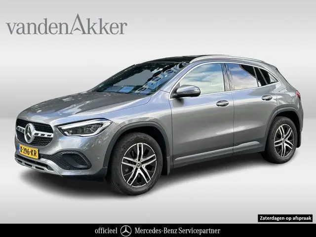 Mercedes-Benz GLA 200 Luxury // Panorama dak // Distronic // Memory Stoelen // MultiBeam LED // Rija...