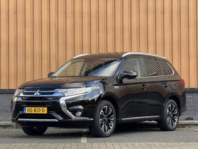 Mitsubishi Outlander 2.0 PHEV instyle+ | 18'' lichtmetaal | 360° Camera | Schuif / kanteldak | 1500KG trekken | Stoel / Stuurverwarming | Lederen Bekleding |