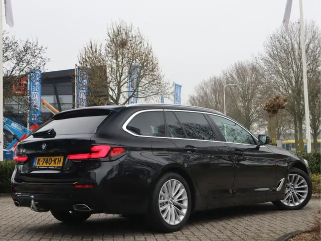 BMW 5-serie Touring 520i High Executive Edition Trekhaak/ Stoelverw. / Leder Voorzien van 2 jaar Apk