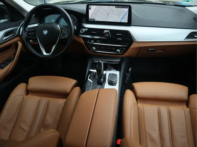BMW 5-serie Touring 520i High Executive Edition Trekhaak/ Stoelverw. / Leder Voorzien van 2 jaar Apk
