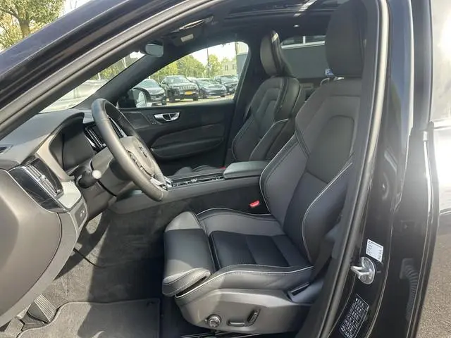 Volvo XC60 2.0 T6 Plug-in hybrid AWD Plus Black Edition SHOWROOM PRIJS VAN €51.900,- NU VOOR SLECHTS...
