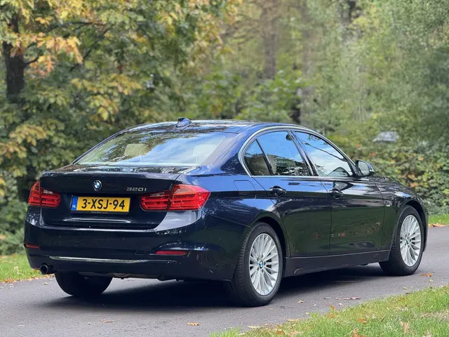 BMW 3-serie 320i High Executive Dealer onderhouden