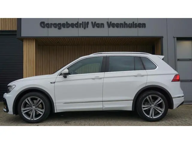 Volkswagen Tiguan 2.0 TSI 180pk DSG 4Motion 2x R-Line Virtual Cockpit Trekhaak 19inch LM ACC *NL Aut...