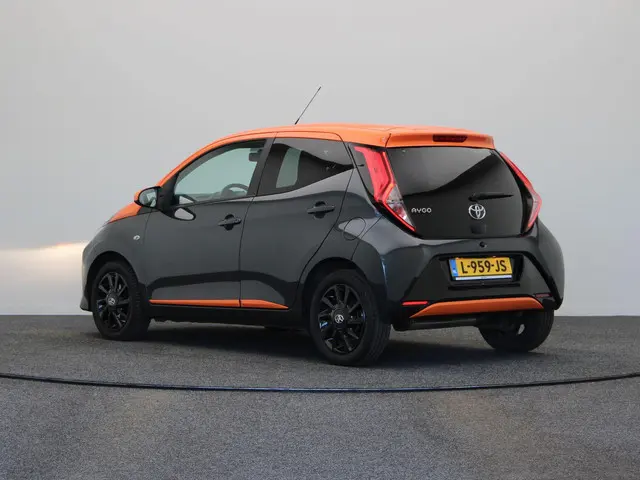 Toyota Aygo 1.0 VVT-i x-JBL | Apple Carplay & Android Auto | Achteruitrijcamera | Climate Control |