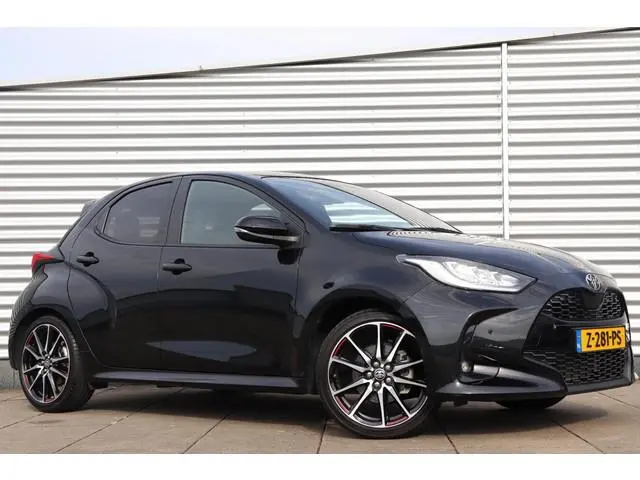 Toyota Yaris 1.5 Hybrid 130 GR SPORT, JBL, Stuur & Stoel verwarming, BSM, Camera!