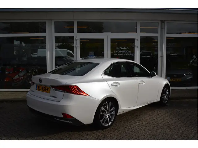 Lexus IS 300h Hybrid Business Line ✅Orig. NL ✅ NAP ✅ Cruise ✅ Clima ✅ Navi ✅