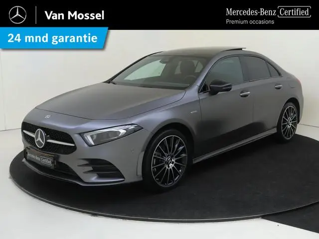 Mercedes-Benz A-klasse 250 e Business Solution AMG-Line / Panaromadak / Achteruitrijcamera / Night-P...