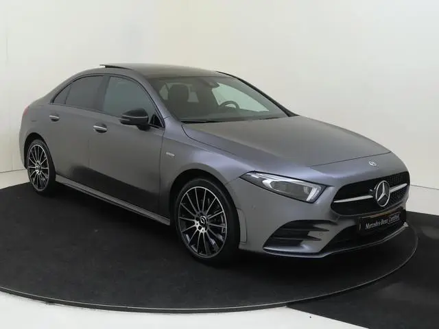 Mercedes-Benz A-klasse 250 e Business Solution AMG-Line / Panaromadak / Achteruitrijcamera / Night-P...